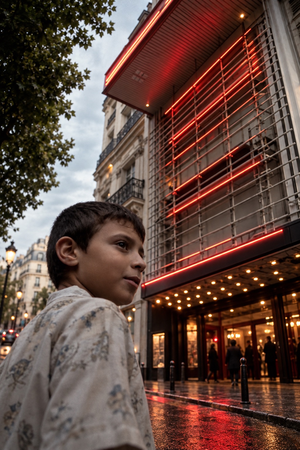Rapaz diante de um music hall parisiense iluminado a vermelho